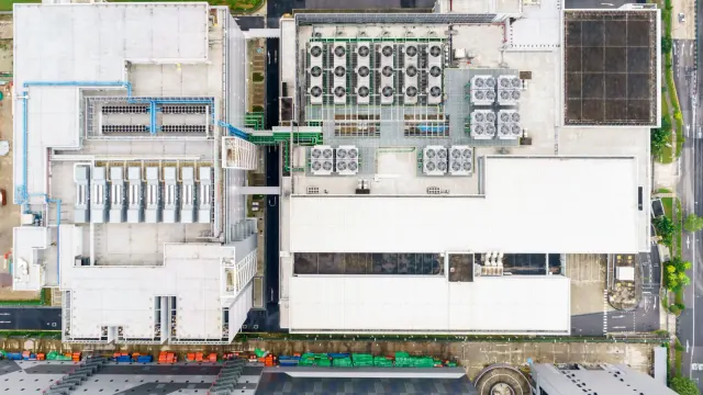 ภาพมุมสูงศูนย์ข้อมูลของ Google ในสิงคโปร์ ตัวอย่าง Region นอกประเทศที่เกี่ยวข้องกับการตัดสินใจเรื่อง Data Residency ไทย