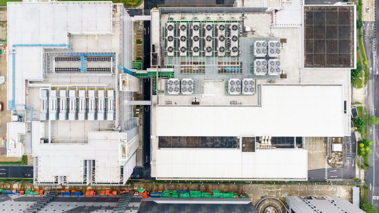 ภาพมุมสูงศูนย์ข้อมูลของ Google ในสิงคโปร์ ตัวอย่าง Region นอกประเทศที่เกี่ยวข้องกับการตัดสินใจเรื่อง Data Residency ไทย