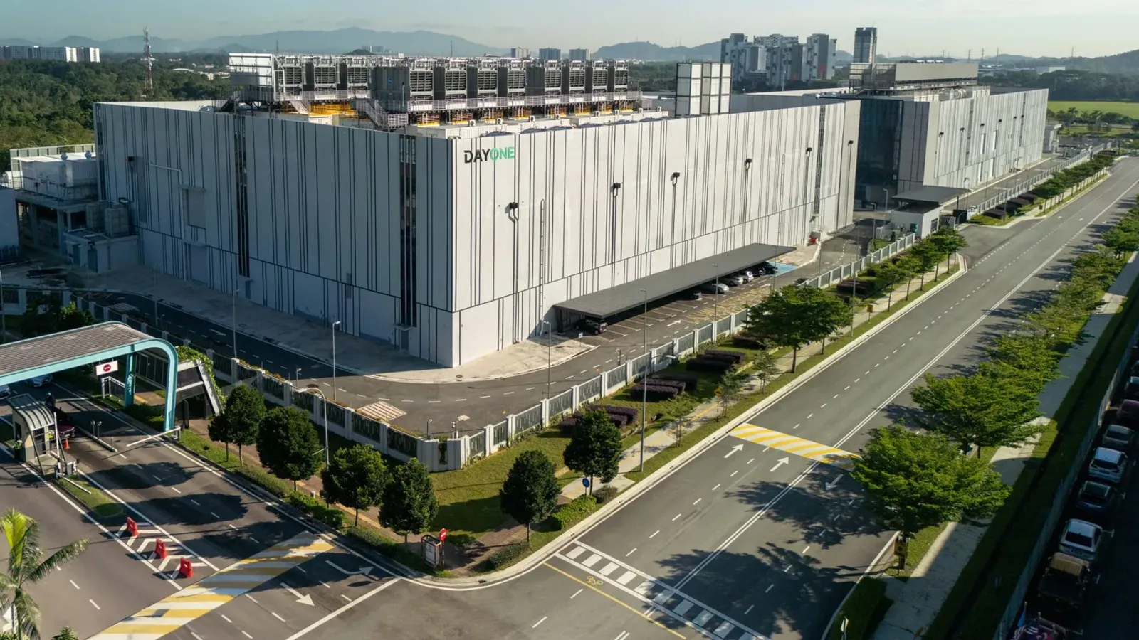 อาคารดาต้าเซ็นเตอร์ DayOne มุมสูง ประกอบข่าว DayOne Sembcorp