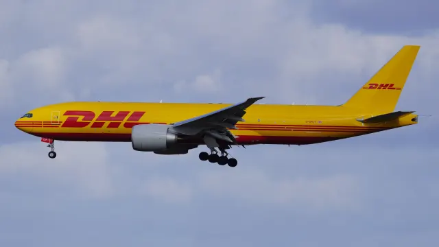 เครื่องบินขนส่งสินค้า Boeing 777-F ของ DHL Air ทะเบียน G-DHLY กำลังลงจอดที่สนามบิน Leipzig/Halle ประเทศเยอรมนี เมื่อปี 2022 ภาพประกอบข่าว DHL Q3 2026
