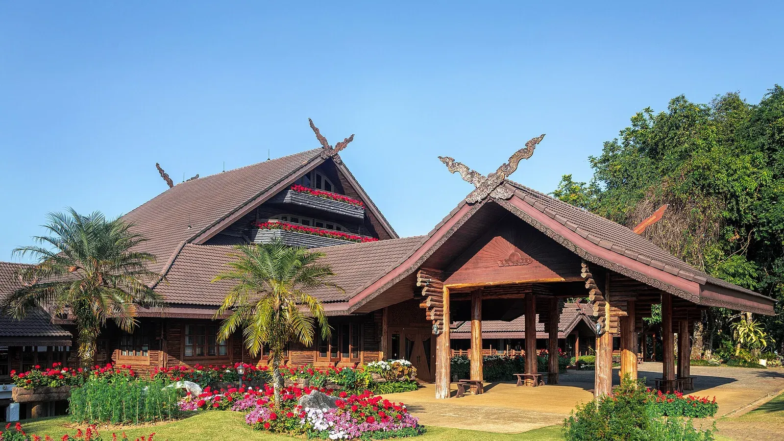 พระตำหนักดอยตุง และสวนดอกไม้ด้านหน้า ภาพถ่ายเมื่อ พ.ศ. 2568
