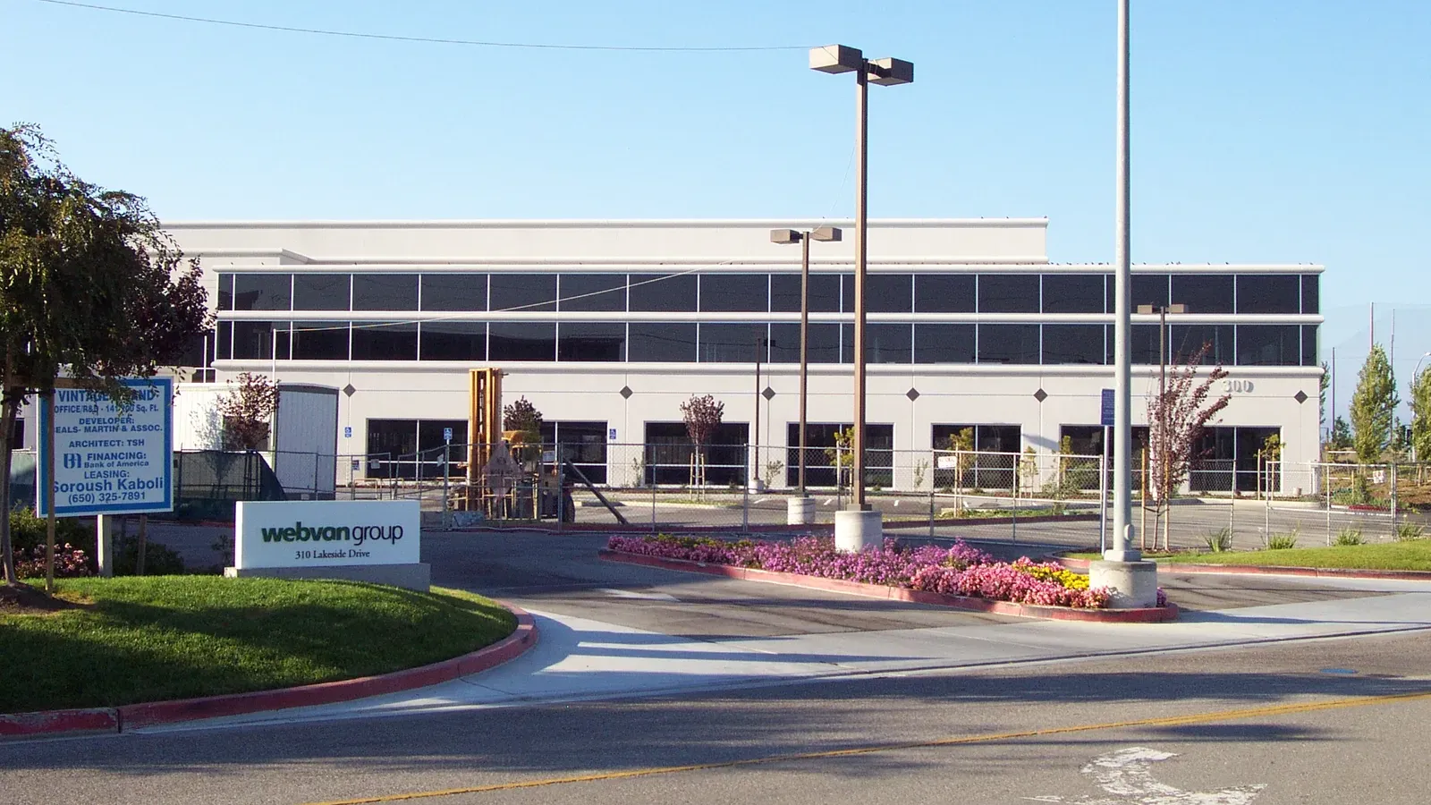 อาคารสำนักงานใหญ่ของ Webvan Group เลขที่ 310 Lakeside Drive เมือง Foster City รัฐแคลิฟอร์เนีย มีป้ายชื่อบริษัทอยู่หน้าอาคาร ภาพถ่ายภายหลังเมื่อ 17 กันยายน 2001 หลังบริษัทยื่นล้มละลาย