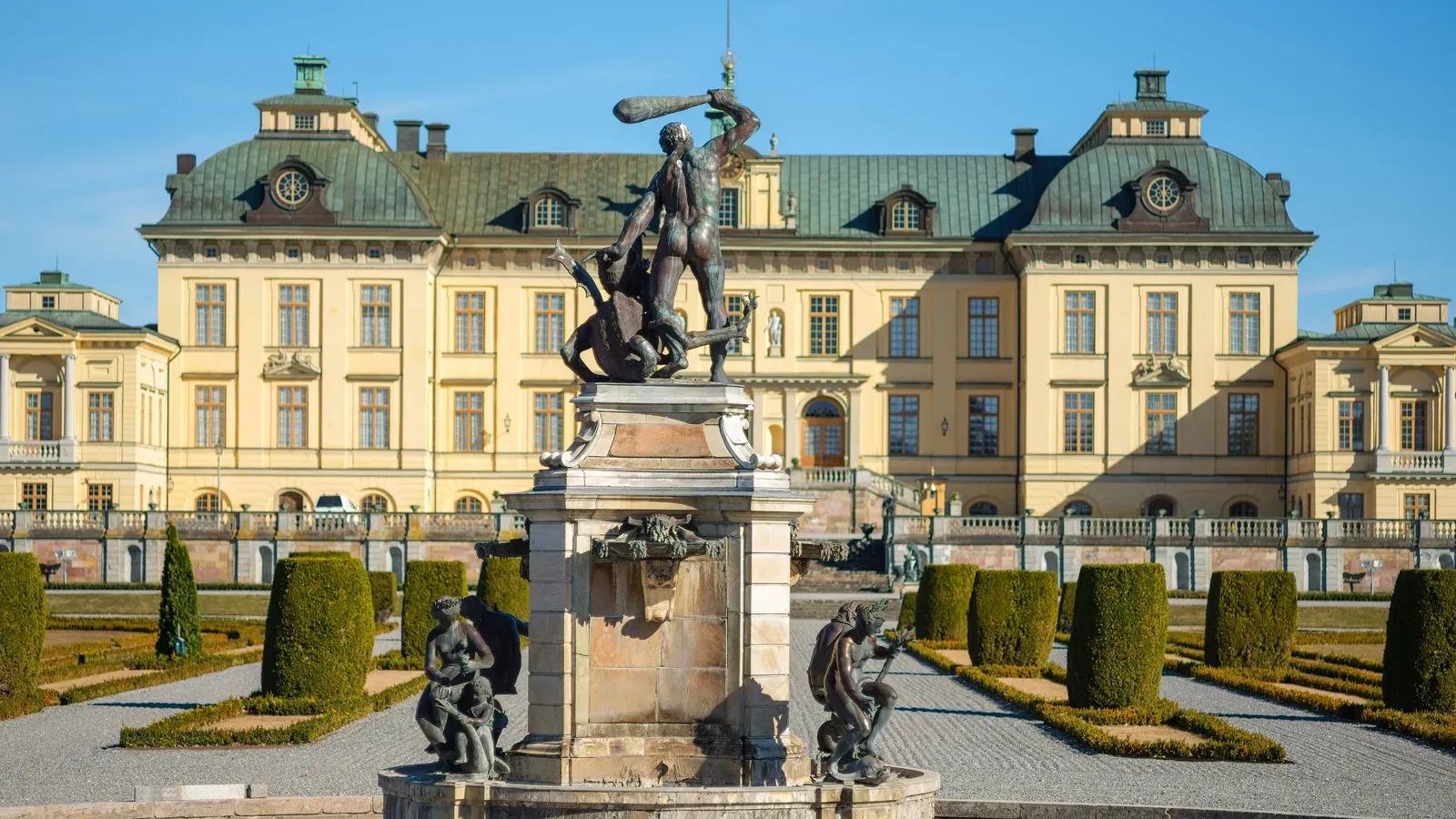 น้ำพุ Hercules กลางสวนบาโรก ด้านหลังคือ Drottningholm Palace ภาพถ่ายเดือนมีนาคม 2026
