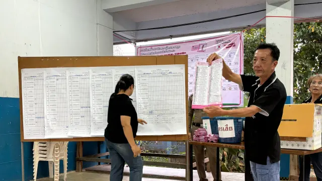 เจ้าหน้าที่ประจำหน่วยเลือกตั้งชูบัตรเลือกตั้งขณะนับคะแนนเลือกตั้ง สส. 8 กุมภาพันธ์ 2026 ที่โรงเรียนบ้านคลองตาล อำเภอศรีสำโรง จังหวัดสุโขทัย