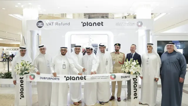 พิธีเปิดแพลตฟอร์ม AI คืน VAT นักท่องเที่ยวของ FTA และ Planet ที่จุดบริการ VAT Refund ซึ่งมีโลโก้ Planet และ Federal Tax Authority พร้อมป้าย Dubai Airports