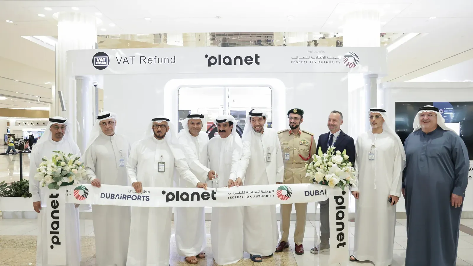 พิธีเปิดแพลตฟอร์ม AI คืน VAT นักท่องเที่ยวของ FTA และ Planet ที่จุดบริการ VAT Refund ซึ่งมีโลโก้ Planet และ Federal Tax Authority พร้อมป้าย Dubai Airports