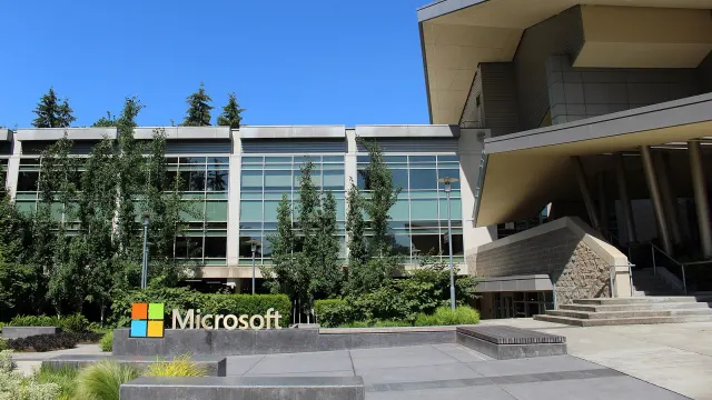 อาคาร 92 ของ Microsoft ที่เมืองเรดมอนด์ รัฐวอชิงตัน พร้อมป้ายโลโก้หน้าอาคาร บริษัทเจ้าของ Entra ID MemberOf