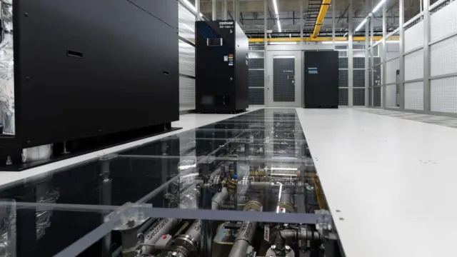 ท่อระบบ liquid cooling ใต้พื้นในดาต้าเซ็นเตอร์ Equinix ประกอบข่าว Equinix Q3 2026