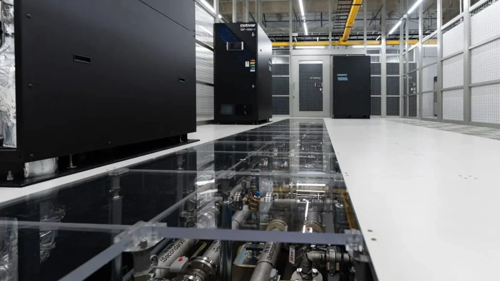 ท่อระบบ liquid cooling ใต้พื้นในดาต้าเซ็นเตอร์ Equinix ประกอบข่าว Equinix Q3 2026
