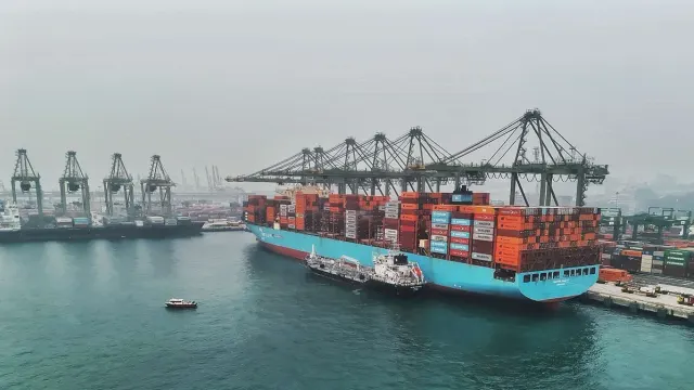 Ethanol Bunkering สิงคโปร์: เรือคอนเทนเนอร์ Maersk Halifax เทียบท่า Pasir Panjang ใต้ปั้นจั่นยกตู้ มีเรือบรรทุกเชื้อเพลิงขนาดเล็กเทียบข้างลำ