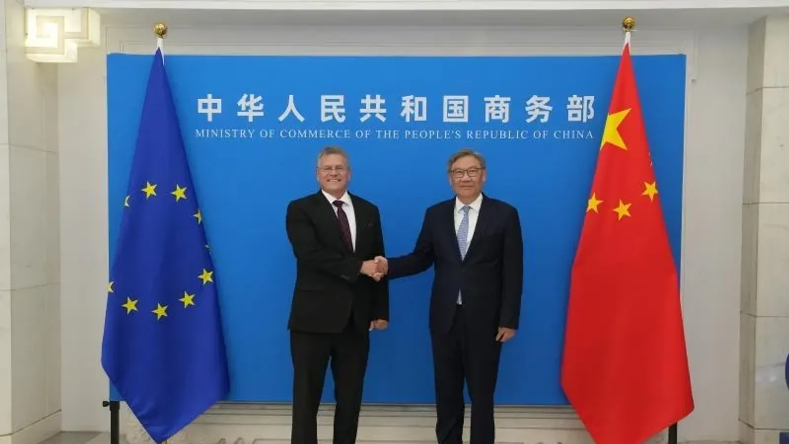 Wang Wentao รัฐมนตรีพาณิชย์จีน (ขวา) จับมือกับ Maroš Šefčovič กรรมาธิการการค้าของ EU (ซ้าย) ที่ปักกิ่ง ก่อนบรรลุความเข้าใจเรื่องรถไฮบริดจีน