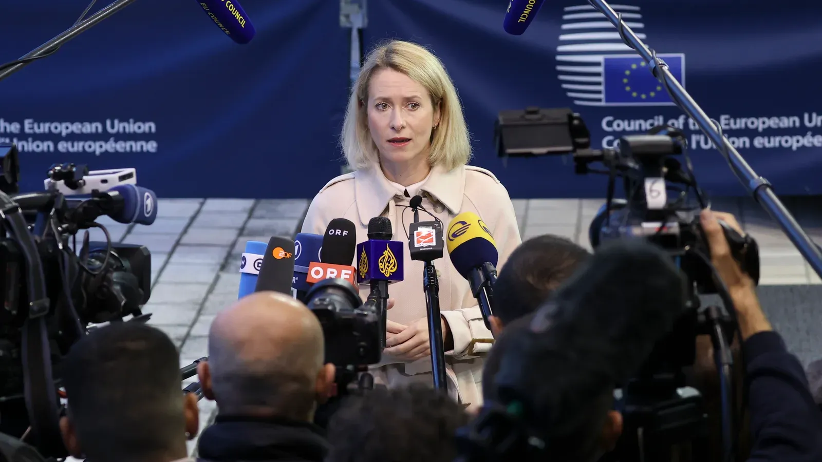 Kaja Kallas ผู้แทนระดับสูงด้านการต่างประเทศของ EU ให้สัมภาษณ์ผู้สื่อข่าวก่อนการประชุมคณะมนตรีด้านการต่างประเทศที่ลักเซมเบิร์ก วันที่ 12 ตุลาคม 2026 ซึ่งรับรองการคว่ำบาตรรัสเซีย 1,569 รายชื่อ