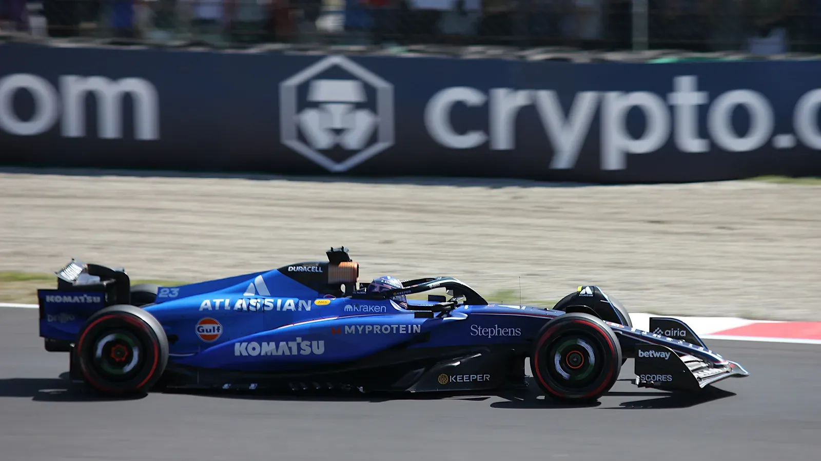 Alexander Albon ขับรถ Williams FW47 สีน้ำเงินบนแทร็กในการซ้อม FP3 รายการ F1 อิตาลี 2025