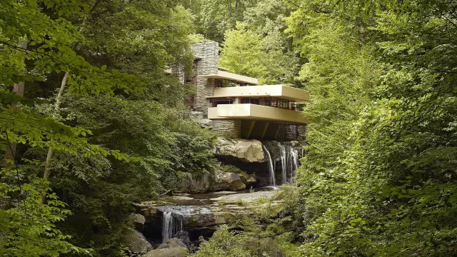 บ้าน Fallingwater ของ Frank Lloyd Wright ยื่นเหนือน้ำตกท่ามกลางป่า