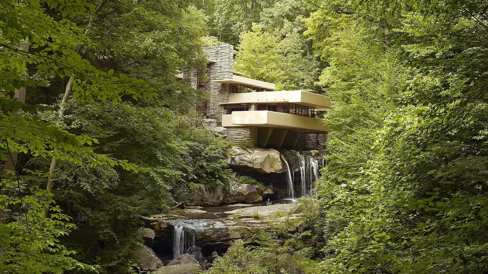 บ้าน Fallingwater ของ Frank Lloyd Wright ยื่นเหนือน้ำตกท่ามกลางป่า