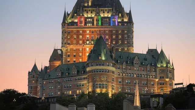 โรงแรม Château Frontenac เมืองควิเบก แคนาดา ยามพลบค่ำ สถานที่การก่อตั้ง FAO เมื่อ 16 ตุลาคม 1945 ภาพถ่ายปี 2022