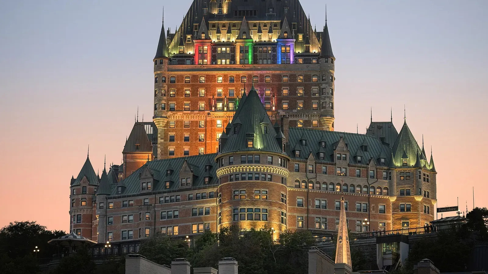 โรงแรม Château Frontenac เมืองควิเบก แคนาดา ยามพลบค่ำ สถานที่การก่อตั้ง FAO เมื่อ 16 ตุลาคม 1945 ภาพถ่ายปี 2022