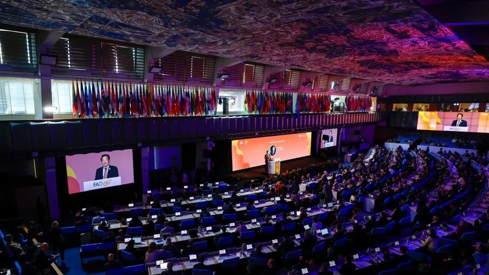 ผู้อำนวยการใหญ่ FAO กล่าวเปิด Hand-in-Hand Initiative Investment Forum 2026 ในห้องประชุมใหญ่ที่สำนักงานใหญ่ FAO กรุงโรม