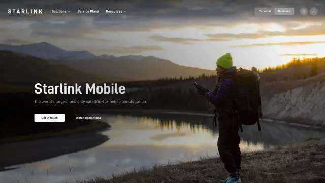 หน้าเว็บ Starlink Mobile บริการดาวเทียมส่งสัญญาณถึงโทรศัพท์มือถือของ SpaceX ภาพผู้ใช้ถือโทรศัพท์กลางพื้นที่ห่างไกล พร้อมข้อความ The world's largest and only satellite-to-mobile constellation