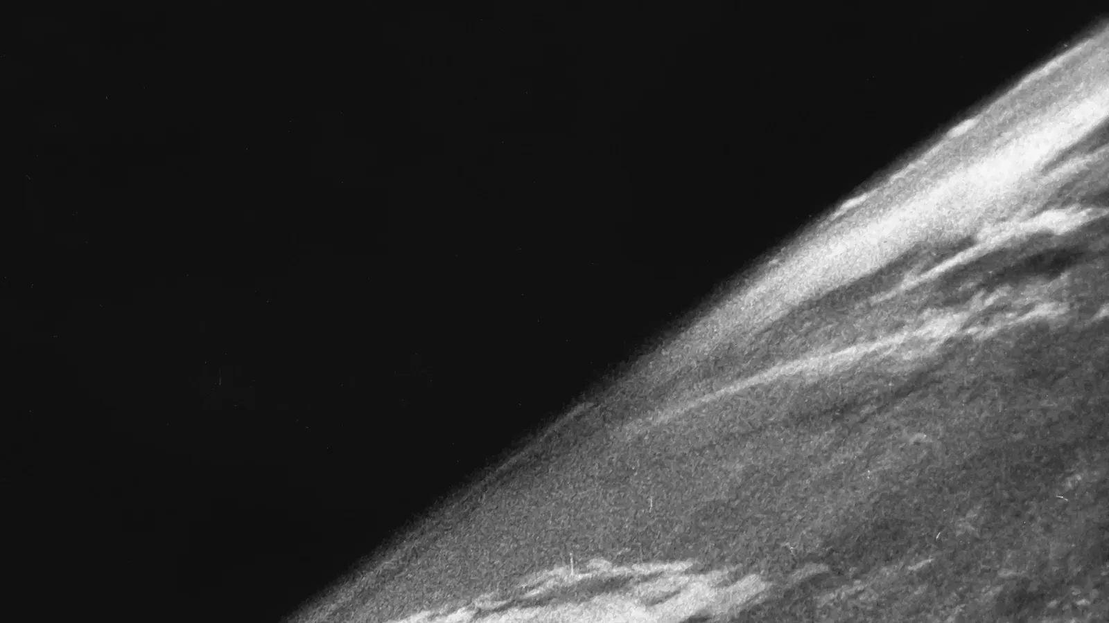 ภาพถ่ายโลกจากอวกาศภาพแรก ภาพขาวดำจากกล้องบนจรวด V-2 เมื่อ 24 ตุลาคม 1946 เห็นผิวโลกและเมฆตัดกับความมืดของอวกาศ
