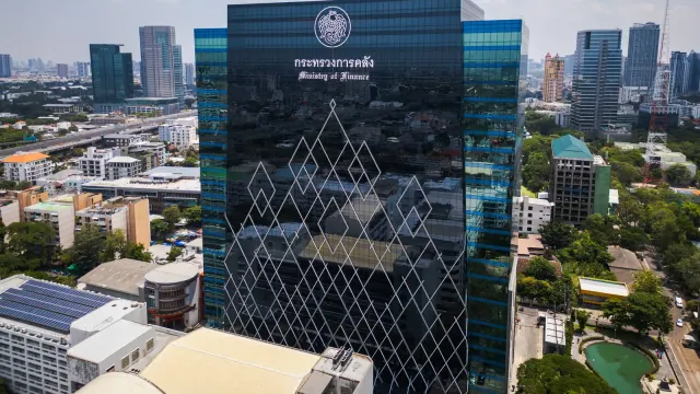 อาคารกระทรวงการคลัง หน่วยงานที่ออกมาตรการช่วยน้ำท่วม 2569 ทั้งพักหนี้ สินเชื่อ Soft Loan และมาตรการภาษี