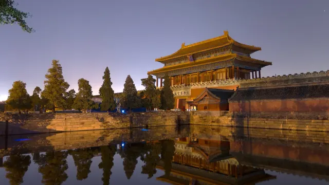 ตั๋วพระราชวังต้องห้าม: ประตูเสินอู่เหมิน (Gate of Divine Might) ด้านเหนือของพระราชวังต้องห้ามกับคูน้ำ ภาพถ่ายวันที่ 1 ตุลาคม 2015