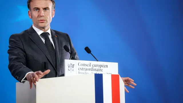 Emmanuel Macron ประธานาธิบดีฝรั่งเศส ผู้แถลงต่อประชาชนหลังเหตุประท้วงฝรั่งเศส 17 ตุลาคม 2026 ภาพนี้ถ่ายขณะแถลงข่าวในการประชุมสภายุโรปสมัยพิเศษที่บรัสเซลส์ 6 มีนาคม 2025