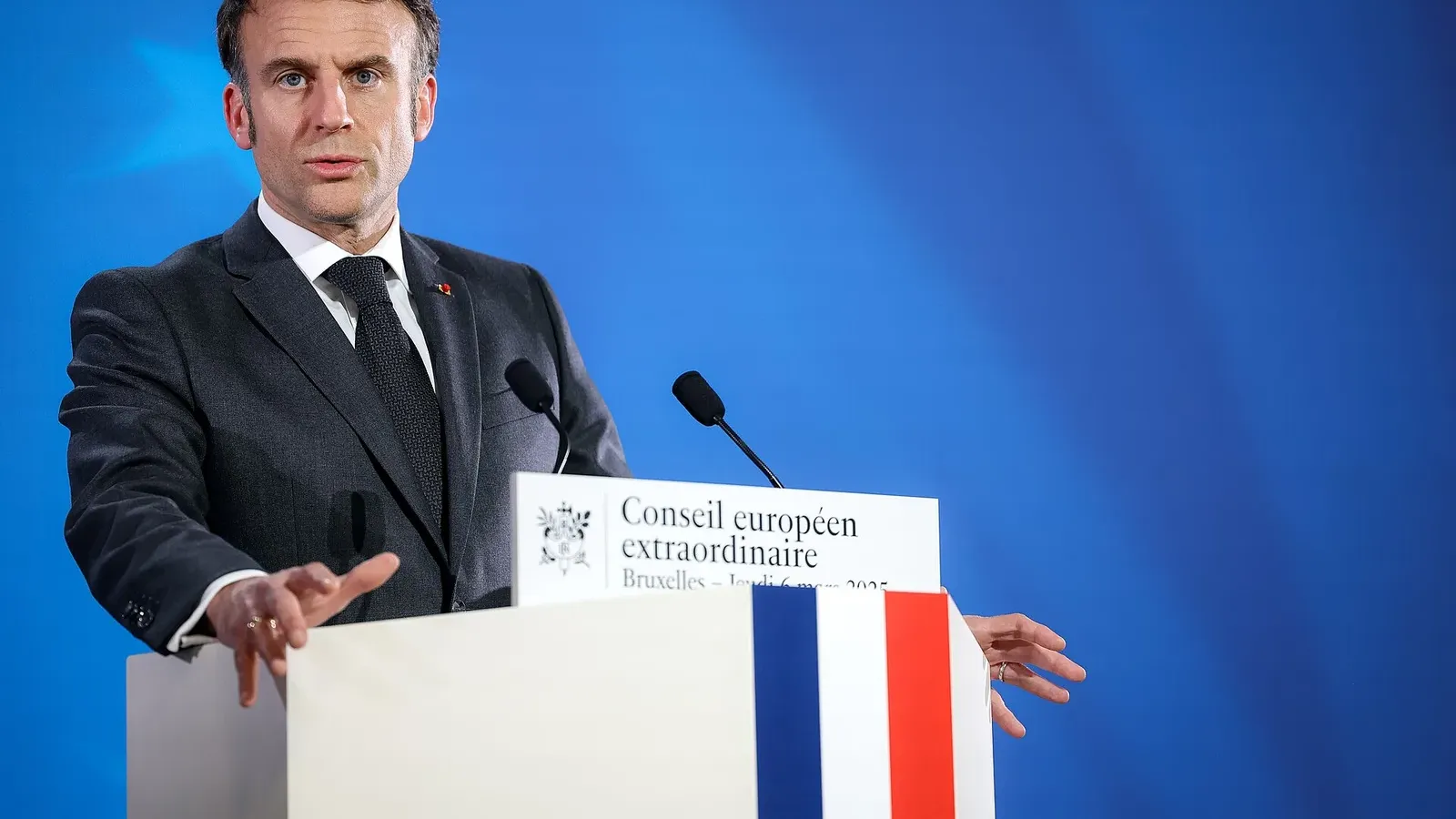 Emmanuel Macron ประธานาธิบดีฝรั่งเศส ผู้แถลงต่อประชาชนหลังเหตุประท้วงฝรั่งเศส 17 ตุลาคม 2026 ภาพนี้ถ่ายขณะแถลงข่าวในการประชุมสภายุโรปสมัยพิเศษที่บรัสเซลส์ 6 มีนาคม 2025