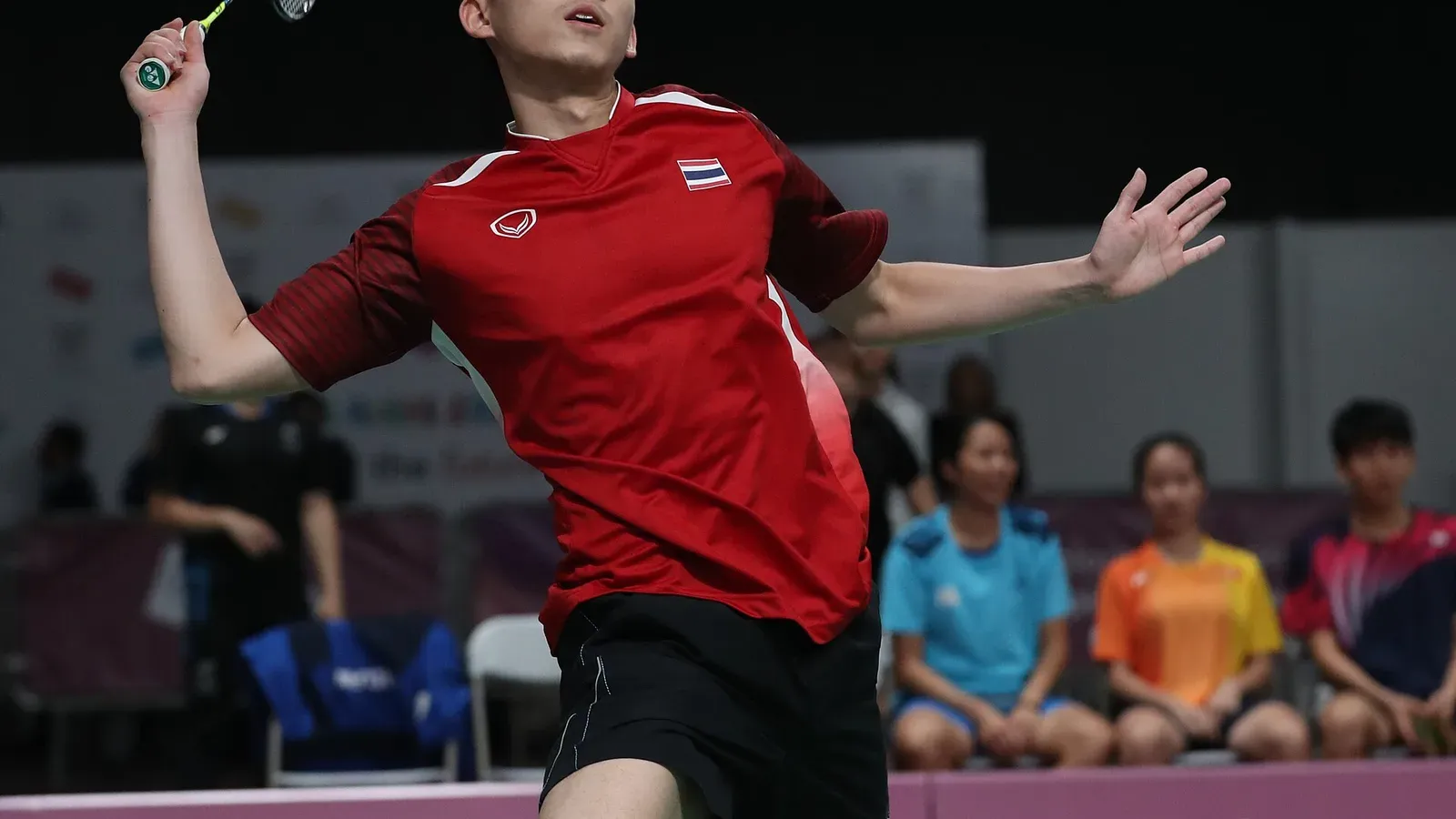 กุลวุฒิ วิทิตศานต์ ในชุดทีมชาติไทยพร้อมไม้แบดมินตัน ระหว่างแข่งแบดมินตันทีมผสมนานาชาติ ยูธโอลิมปิกเกมส์ 2018 นักกีฬาไทยที่ตกรอบแรก French Open 2026 กุลวุฒิ
