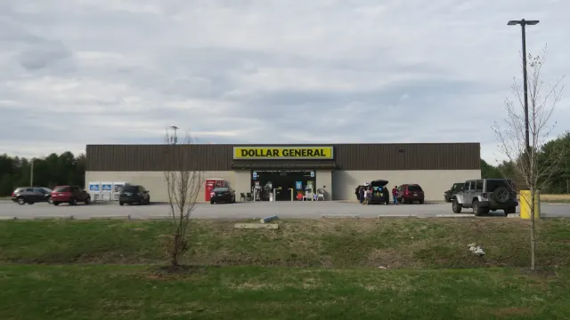 หน้าร้าน Dollar General สาขา North Waterboro รัฐเมน สหรัฐฯ ปี 2019 เครือข่ายร้านค้าปลีกราคาประหยัดที่ถูก FTC และ 20 รัฐฟ้องเมื่อ 26 ตุลาคม 2026