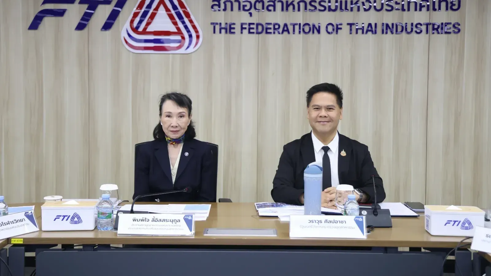 นางพิมพ์ใจ ลี้อิสสระนุกูล ประธาน ส.อ.ท. และนายวราวุธ ศิลปอาชา รัฐมนตรีว่าการกระทรวงอุตสาหกรรม ในการหารือ MIND x FTI ครั้งที่ 2/2569