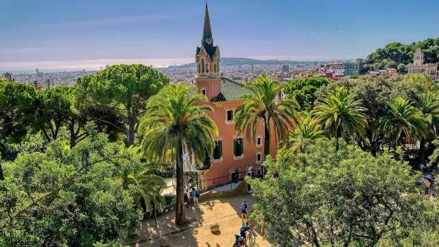 พิพิธภัณฑ์บ้านเกาดี้ ใน Park Güell บาร์เซโลนา มองจากมุมสูง ภาพถ่ายเมื่อ 24 กันยายน 2019