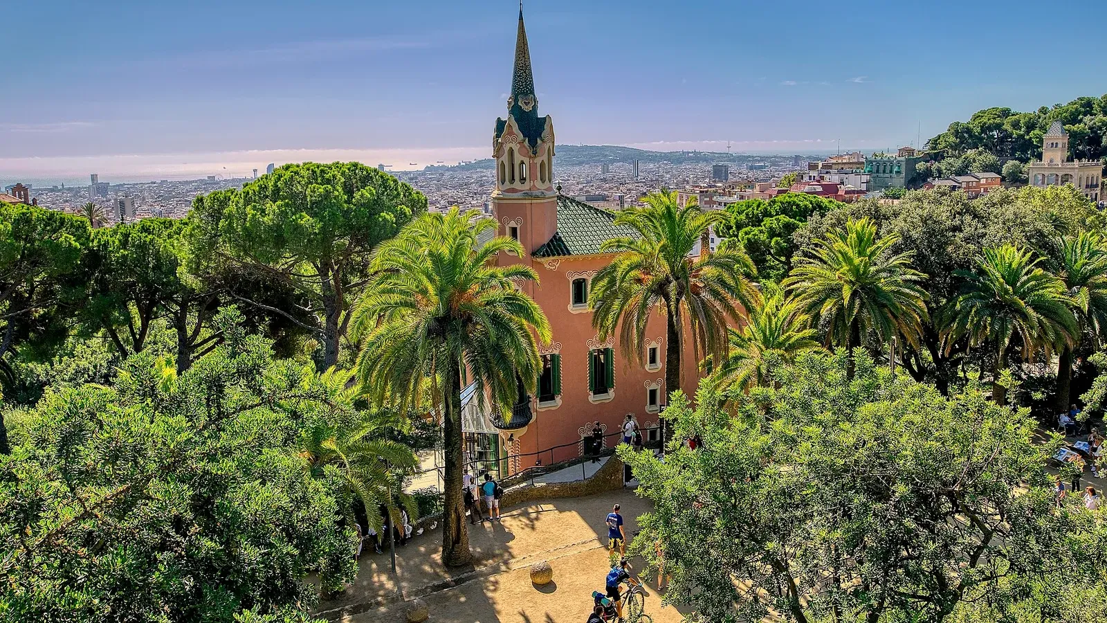 พิพิธภัณฑ์บ้านเกาดี้ ใน Park Güell บาร์เซโลนา มองจากมุมสูง ภาพถ่ายเมื่อ 24 กันยายน 2019