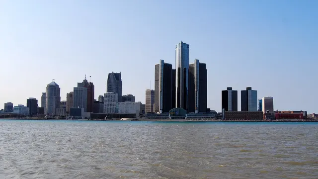 อาคาร Renaissance Center ในดีทรอยต์ ซึ่ง General Motors เป็นเจ้าของและใช้เป็นสำนักงานใหญ่ ภาพปี 2009