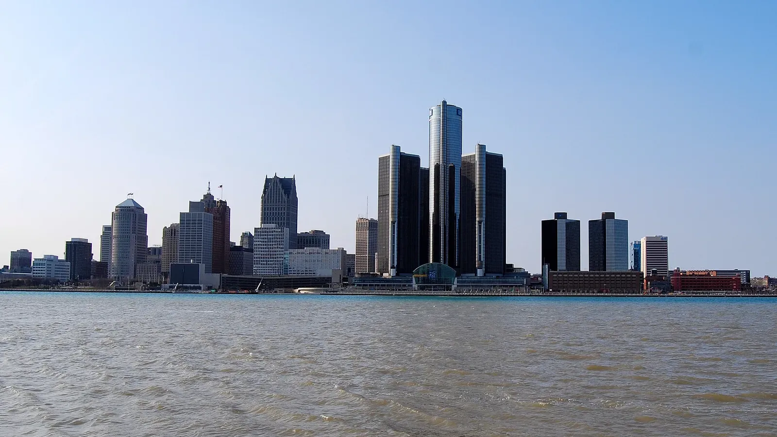 อาคาร Renaissance Center ในดีทรอยต์ ซึ่ง General Motors เป็นเจ้าของและใช้เป็นสำนักงานใหญ่ ภาพปี 2009