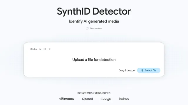หน้าแรกของ SynthID Detector ที่ synthid.com มีช่องอัปโหลดไฟล์ภาพ วิดีโอ และเสียง และรายชื่อบริษัทที่ตรวจได้ คือ NVIDIA, OpenAI, Google และ Kakao