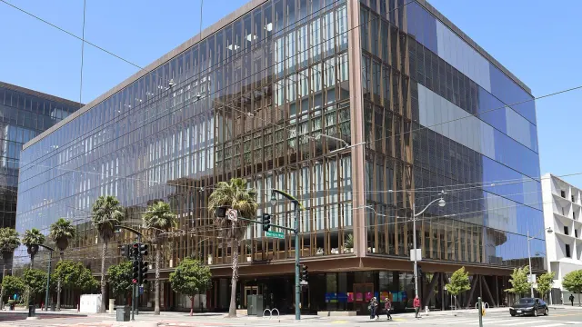 อาคาร 1515 Third Street ซานฟรานซิสโก ซึ่งเป็นสำนักงานใหญ่ของ OpenAI ณ เวลาที่ถ่ายภาพ ก่อน GPT-4o API ปิด