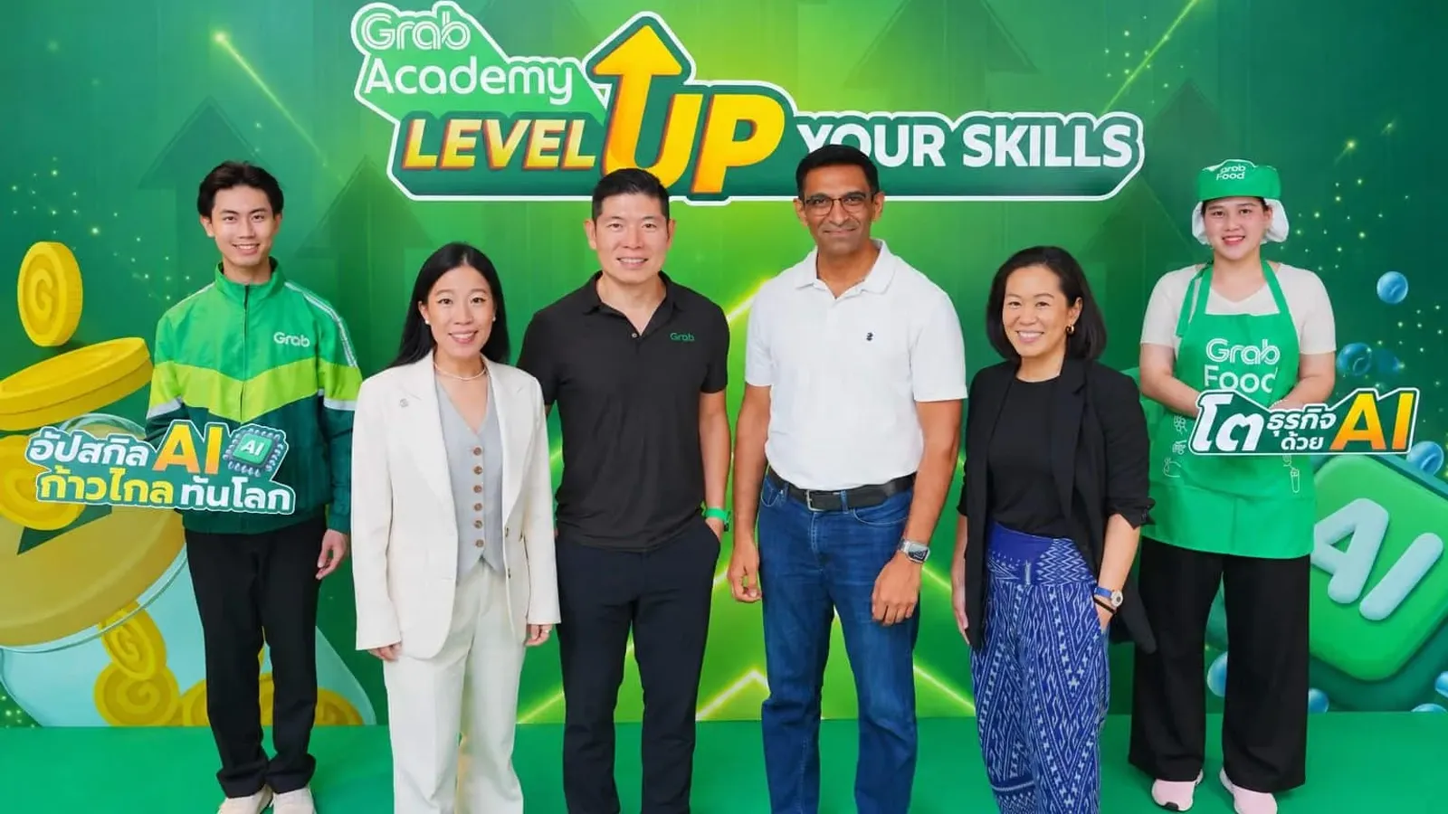 ผู้บริหารและตัวแทนพาร์ตเนอร์ของ Grab ยืนหน้าฉากงาน GrabAcademy Level Up Your Skills ในงานเปิดตัวโครงการ Grab OpenAI ในไทย
