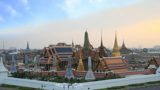 พระบรมมหาราชวัง และวัดพระศรีรัตนศาสดาราม มองจากมุมสูงภายนอกกำแพง