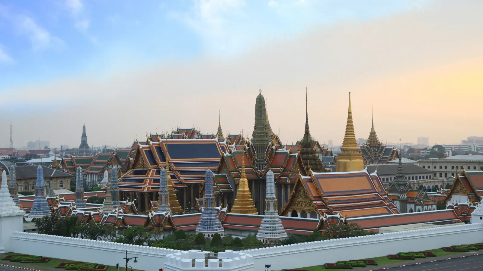 พระบรมมหาราชวัง และวัดพระศรีรัตนศาสดาราม มองจากมุมสูงภายนอกกำแพง