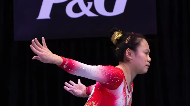 Zhang Qingying จากทีมจีน แชมป์ยิมนาสติกทีมชิงแชมป์โลก 2026 ขณะเล่นคานทรงตัวในรายการ American Cup 2026