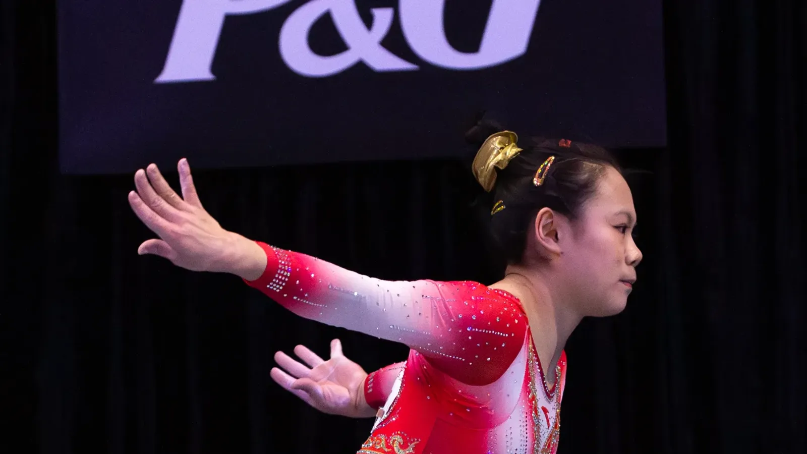 Zhang Qingying จากทีมจีน แชมป์ยิมนาสติกทีมชิงแชมป์โลก 2026 ขณะเล่นคานทรงตัวในรายการ American Cup 2026