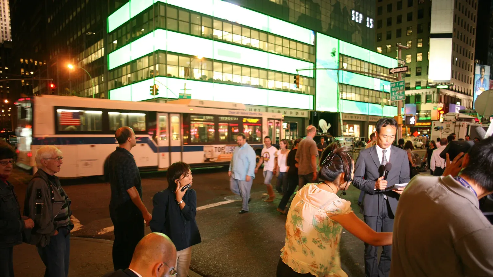 สำนักงานใหญ่ Lehman Brothers ในนิวยอร์กยามค่ำคืนของวันที่ 15 กันยายน 2008 วันที่บริษัทยื่นล้มละลายในวิกฤตแฮมเบอร์เกอร์ ป้ายบนอาคารแสดงคำว่า SEP 15 และมีผู้คนกับทีมถ่ายทำโทรทัศน์อยู่บนทางเท้าด้านหน้า