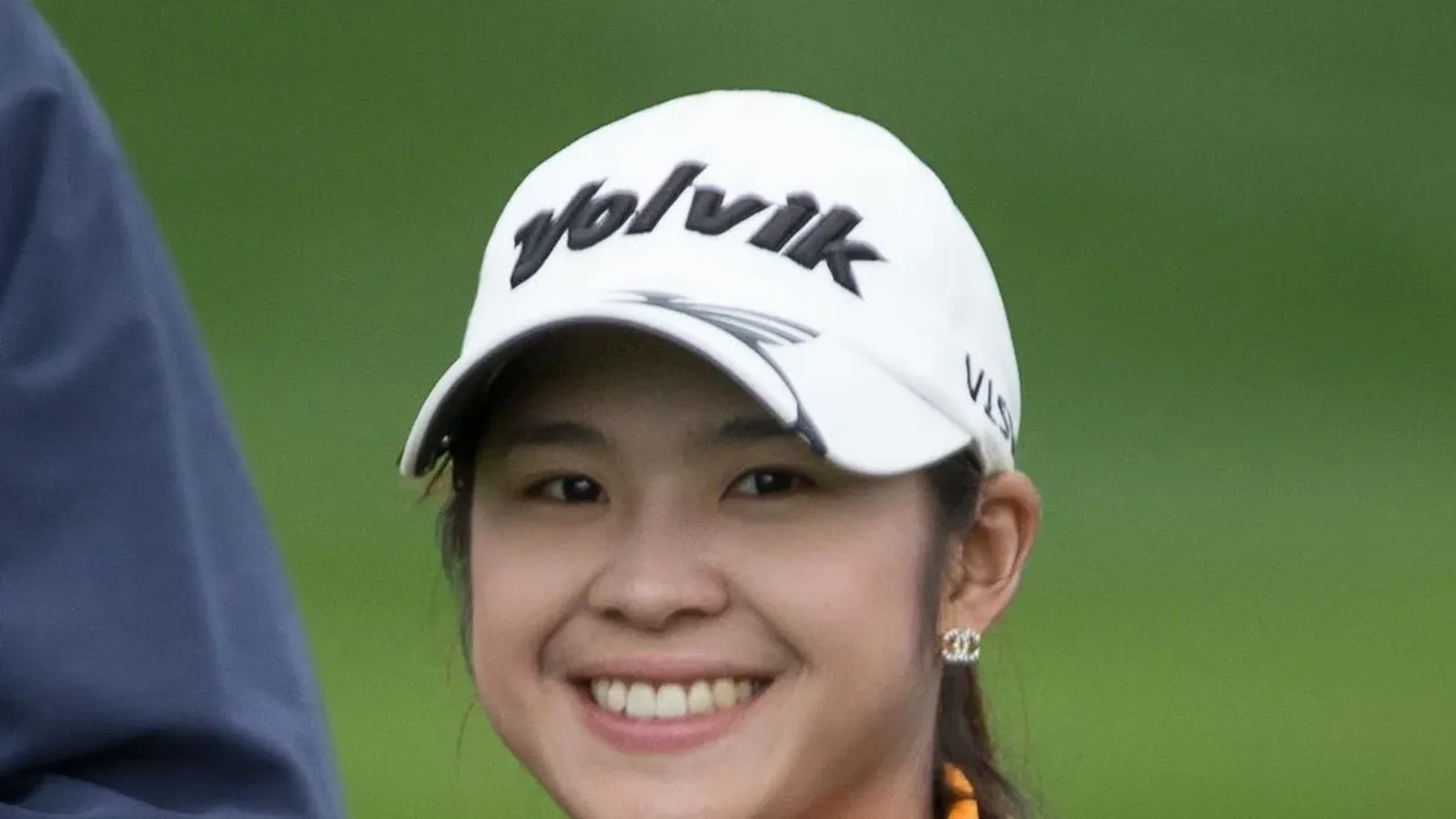 Pornanong Phatlum นักกอล์ฟไทย สวมหมวก ถุงมือกอล์ฟ และแจ็กเก็ต ระหว่างรายการของ LPGA เมื่อ 1 พฤษภาคม 2013 (ภาพเก่า)