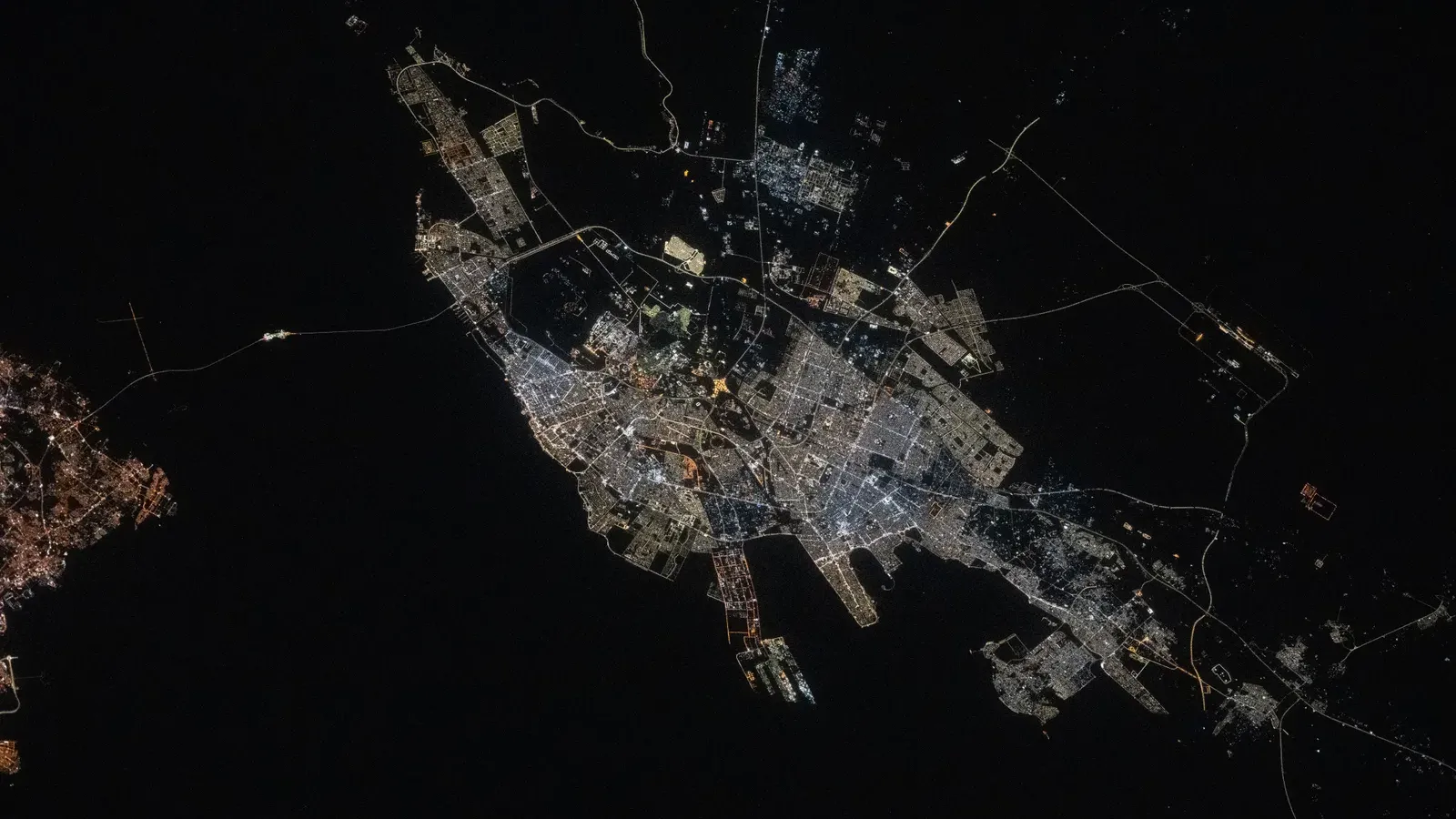ภาพถ่ายจากสถานีอวกาศนานาชาติเวลาราว 22:43 น. ตามเวลาท้องถิ่นวันที่ 22 พฤษภาคม 2025 แสดงเมืองท่าดัมมามริมอ่าวเปอร์เซีย ภาคตะวันออกของซาอุดีอาระเบีย ยามค่ำคืน