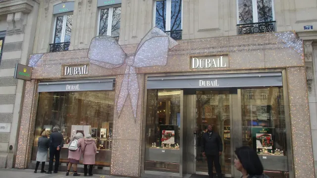 หน้าร้าน Dubail บนถนน Champs-Élysées ปารีส ตัวแทนจำหน่ายนาฬิกาทางการที่มีป้าย Rolex หน้าร้าน