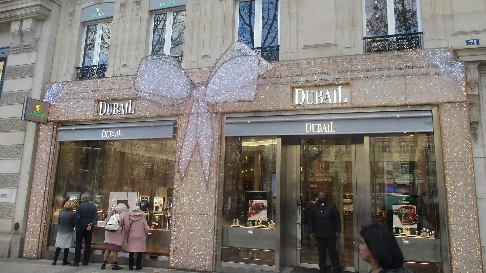 หน้าร้าน Dubail บนถนน Champs-Élysées ปารีส ตัวแทนจำหน่ายนาฬิกาทางการที่มีป้าย Rolex หน้าร้าน
