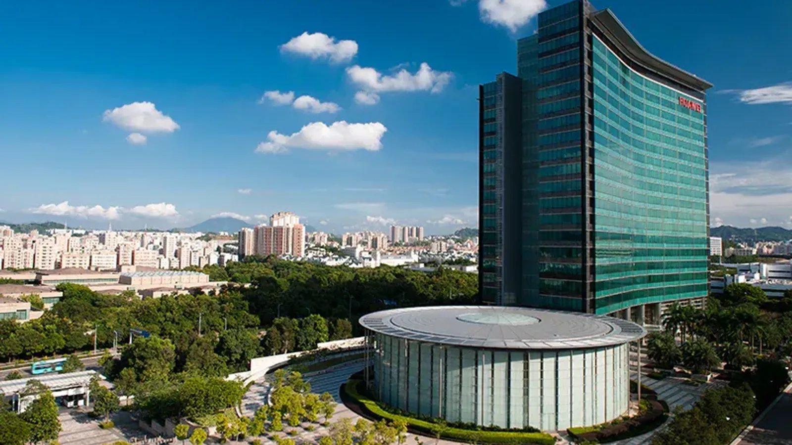 อาคารสูงกระจกสีเขียวที่มีป้าย HUAWEI และอาคารทรงกลมด้านหน้า ภาพที่ Huawei ใช้ประกอบประกาศข้อตกลงสิทธิบัตรกับ Qualcomm เมื่อ 5 ตุลาคม 2026