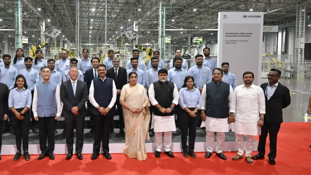 Hyundai ลงทุนอินเดีย: ผู้บริหาร Hyundai และแขกในพิธีเปิดโรงงานปูเน่ของ Hyundai Motor India