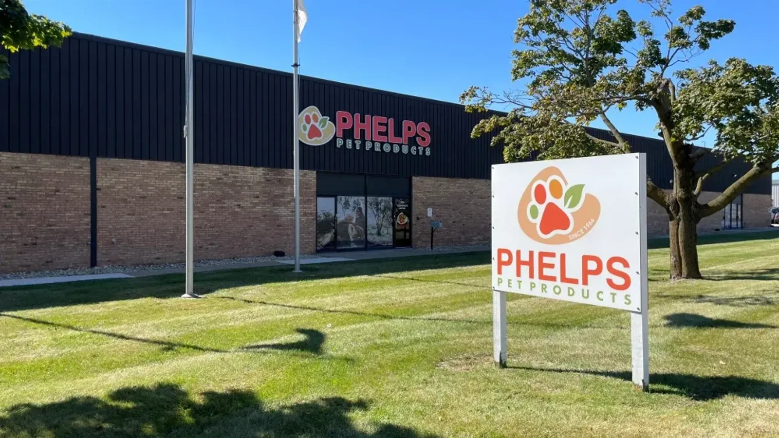อาคารโรงงานของ Phelps Pet Products ในสหรัฐฯ มีป้ายชื่อบริษัทหน้าอาคาร